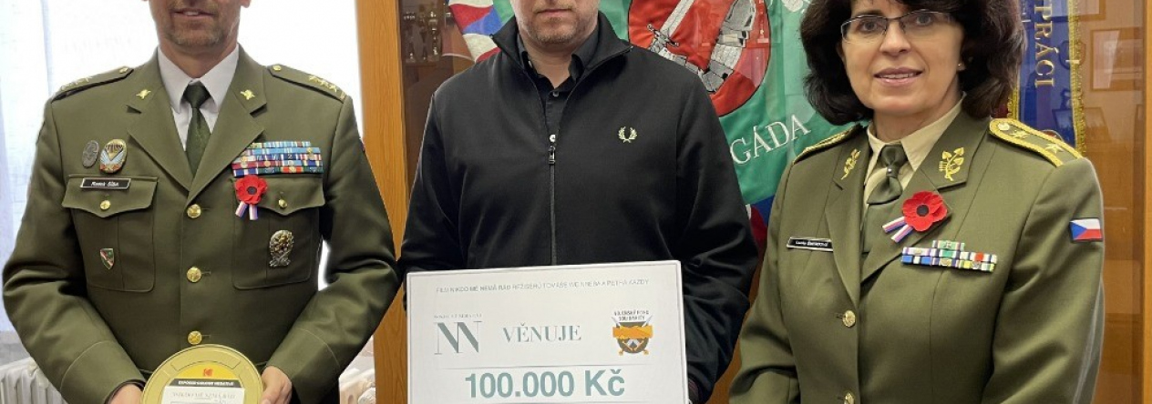 Šek na 100.000 Kč převzala z rukou Martina Friče, producenta filmu, brig. gen. Lenka Šmerdová. Peníze jsou určeny pro Vojenský fond solidarity.