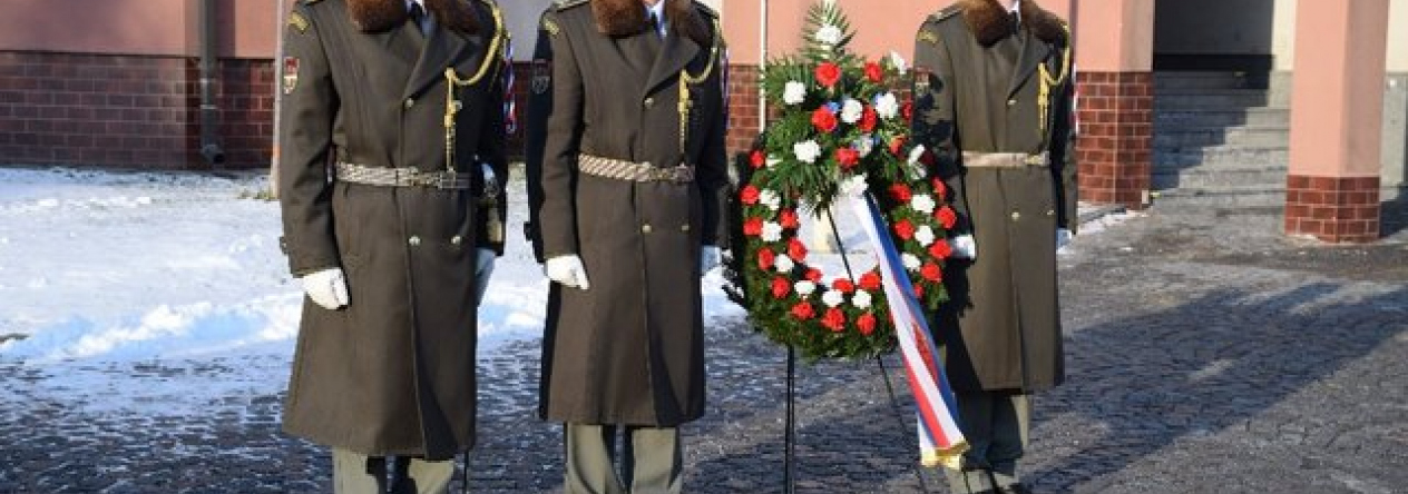 Čestná stráž AČR doprovázela pietní akt u památníku armádního generála Tomáše Sedláčka Autor: majorka Denisa Vernerová, oddělení komunikace s veřejností Generální štáb AČR