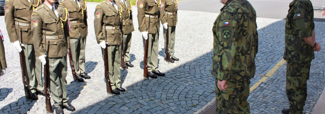Armádní generál Aleš Opata během svého rozhovoru s vojáky Čestné stráže AČR.