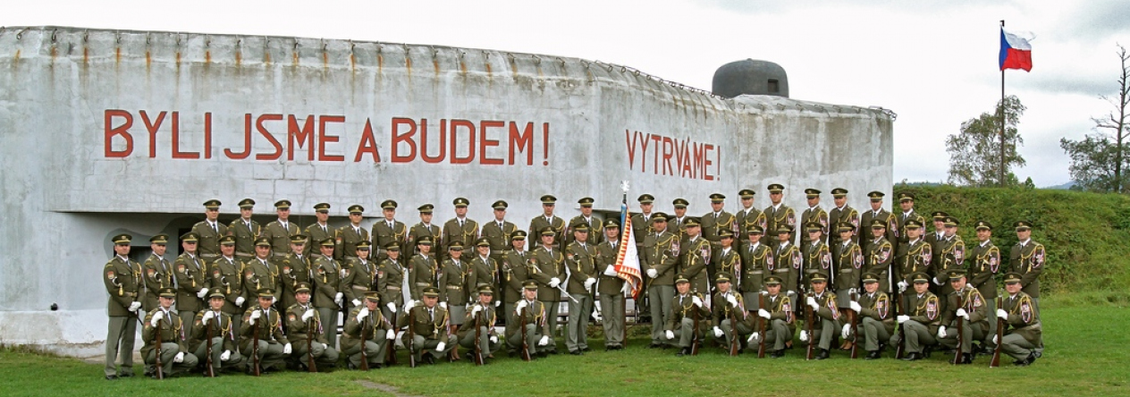 Prapor Čestné stráže AČR zabezpečuje akce na veřejnosti po celé České republice, zde u jednoho z pevnostních objektů u Králík na Pardubicku