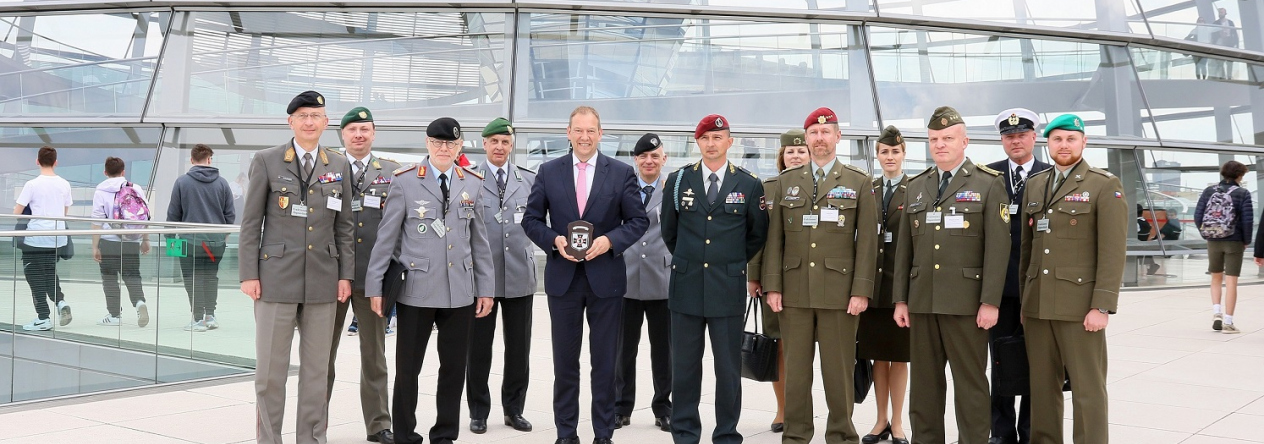 1)	Společné foto na střeše Německého spolkového sněmu s  Henningem Otte, poslancem a mluvčím pro Obrannou politiku německého Bundestagu