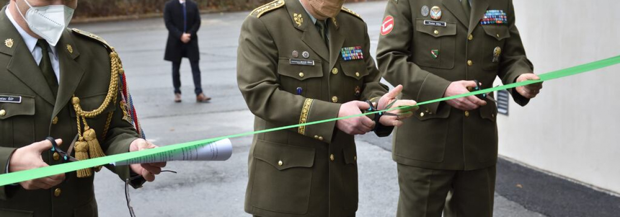 1. zástupce náčelníka Generálního štábu generálporučík Jaromír Zůna společně s velitelem Posádkového velitelství Praha plukovníkem Radkem Šíbou a velitelem ÚH - hlavním dirigentem podplukovníkem Jaroslavem Šípem