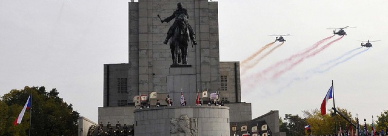 nad-vitkovem-preletly-take-tri-bitevni-vrtulniky-ktere-nad-nebi-vytvorily-trikoloru-v-ceskych-narodnich-barvach.jpg
