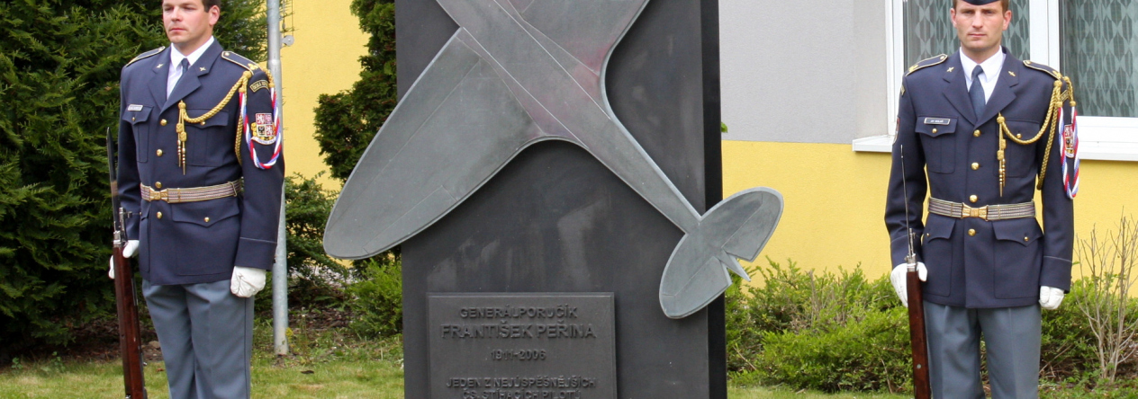 pamatnik_gen._periny_s_velkou_plastikou_letadla_spitfire.jpg