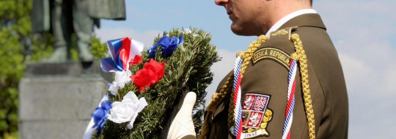 pietni_akt_na_nam._interbrigady_pred_sochou_marsala_koneva.jpg