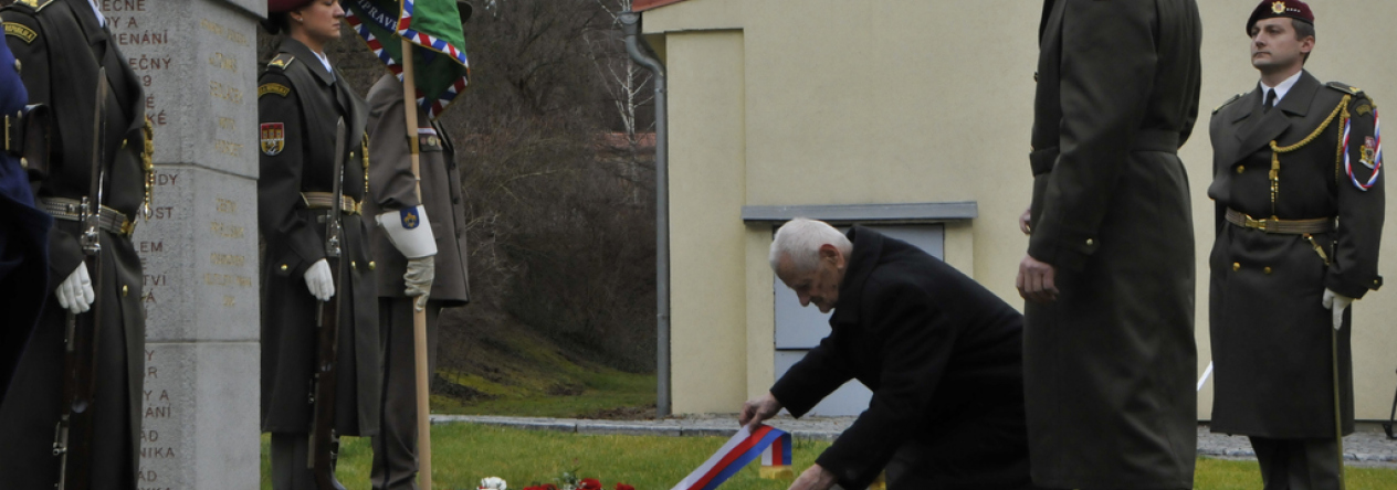 Poklonit se přišel současný náčelník Generálního štábu AČR armádní generál Josef Bečvář