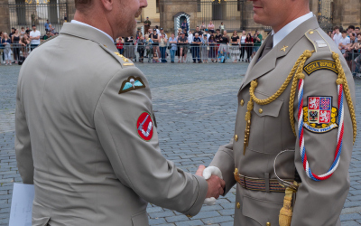 velitel Posádkového velitelství Praha s prap. Otakarem Málkem 