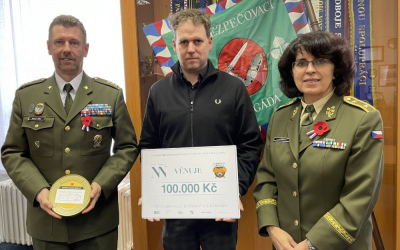 Šek na 100.000 Kč převzala z rukou Martina Friče, producenta filmu, brig. gen. Lenka Šmerdová. Peníze jsou určeny pro Vojenský fond solidarity.