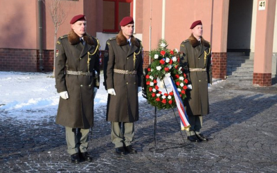 Čestná stráž AČR doprovázela pietní akt u památníku armádního generála Tomáše Sedláčka Autor: majorka Denisa Vernerová, oddělení komunikace s veřejností Generální štáb AČR