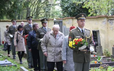 Kytici přišli položit i pamětníci květnových událostí