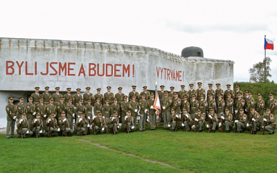 Prapor Čestné stráže AČR zabezpečuje akce na veřejnosti po celé České republice, zde u jednoho z pevnostních objektů u Králík na Pardubicku