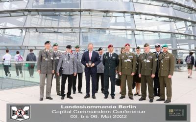 1)	Společné foto na střeše Německého spolkového sněmu s  Henningem Otte, poslancem a mluvčím pro Obrannou politiku německého Bundestagu
