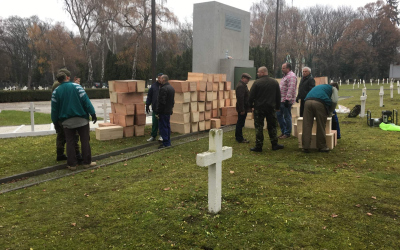 Dobrovolníci pomáhali při znovuuložení ostatků padlých prvoválečných vojáků.