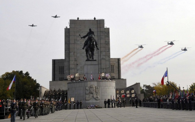 nad-vitkovem-preletly-take-tri-bitevni-vrtulniky-ktere-nad-nebi-vytvorily-trikoloru-v-ceskych-narodnich-barvach.jpg
