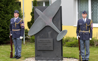 pamatnik_gen._periny_s_velkou_plastikou_letadla_spitfire.jpg