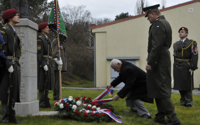 Poklonit se přišel současný náčelník Generálního štábu AČR armádní generál Josef Bečvář
