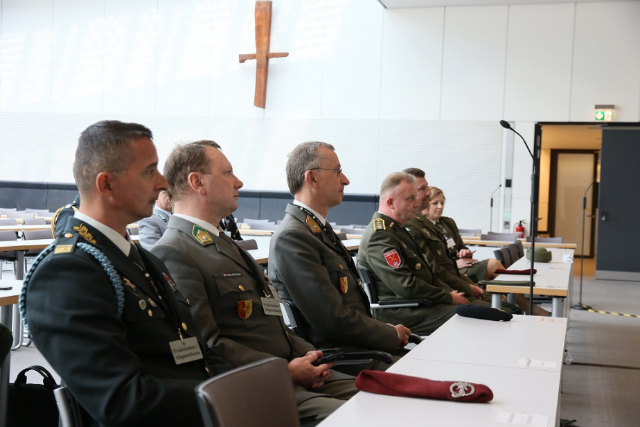 zleva: generál Močnik (Slovinsko), major Malinowski (Rakousko), generál Wagner (Rakousko), plukovník Arnold (Slovensko), plukovník Šíba (Česká republika), majorka Cajthamlová (Česká republika)