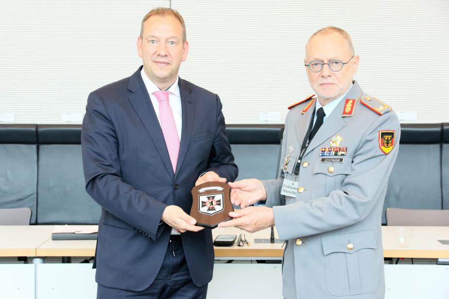 Generál Jürgen Karl Uchtmann předává pamětní plaketu Henningemu Otte, poslanci a mluvčímu pro Obrannou politiku německého Bundestagu