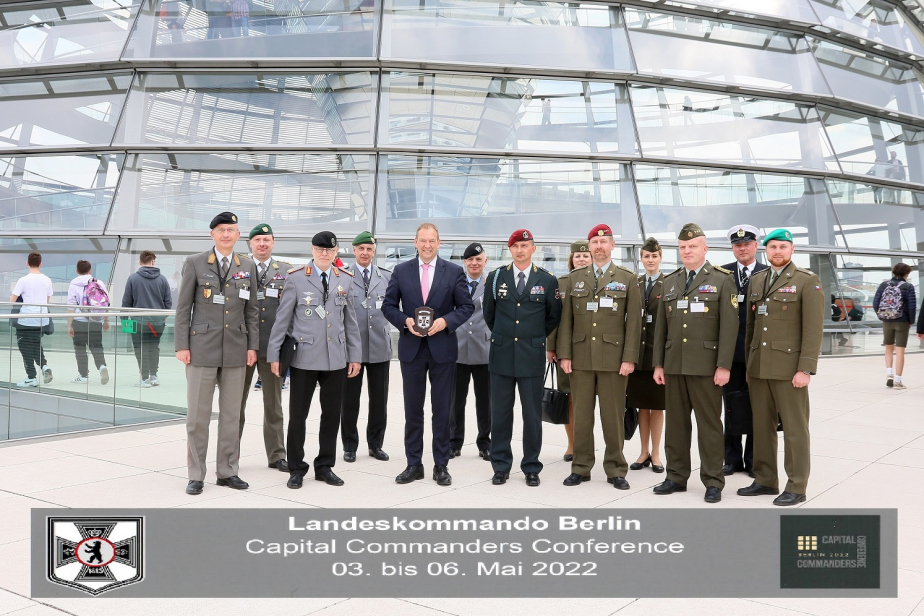 1)	Společné foto na střeše Německého spolkového sněmu s  Henningem Otte, poslancem a mluvčím pro Obrannou politiku německého Bundestagu