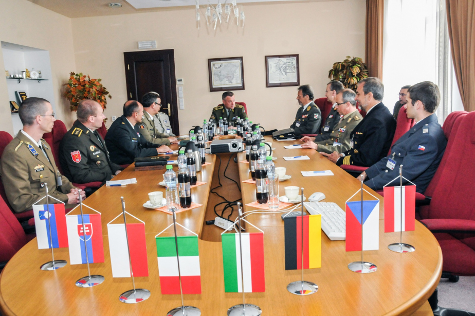 the_commanders_welcomed_by_the_first_deputy_chief_of_general_staf_of_the_czech_armed_foces_major_general_miroslav_zizka.jpg