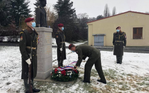 Plukovník Šíba během dnešní pietní vzpomínky v areálu posádky Praha.