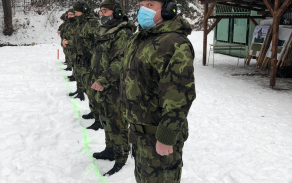 To koukáš, co...... Minule jsem tě předplaval, teď tě přestřílím........ Náš kolega je bývalým přeborníkem v plavání. Ale ve střelbě rozhodně neplave!
