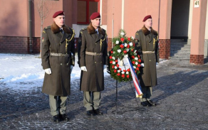 Čestná stráž AČR doprovázela pietní akt u památníku armádního generála Tomáše Sedláčka Autor: majorka Denisa Vernerová, oddělení komunikace s veřejností Generální štáb AČR