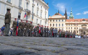 Nástup jednotek zahájení Drillfestu na Hradčanském náměstí Autor: četař Jan Hlaváč