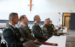 zleva: generál Močnik (Slovinsko), major Malinowski (Rakousko), generál Wagner (Rakousko), plukovník Arnold (Slovensko), plukovník Šíba (Česká republika), majorka Cajthamlová (Česká republika).
