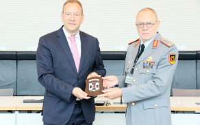 Generál Jürgen Karl Uchtmann předává pamětní plaketu Henningemu Otte, poslanci a mluvčímu pro Obrannou politiku německého Bundestagu