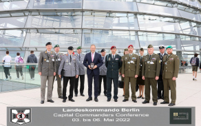 1)	Společné foto na střeše Německého spolkového sněmu s  Henningem Otte, poslancem a mluvčím pro Obrannou politiku německého Bundestagu