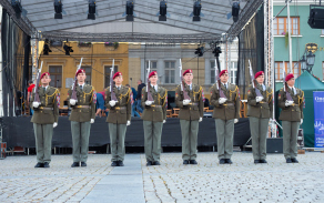Exhibiční družstvo Čestné stráže vystupuje na mnoha velkých akcí Armády ČR na veřejnosti. Zde během Festivalu vojenských hudeb v Olomouci.