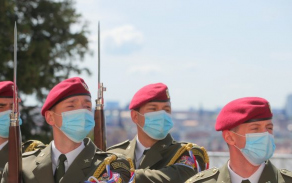 6369383_igor-matovic-andrej-babis-kramarova-vila-slovensky-premier-navteva-koronavirus-rouska-v0.jpg