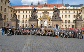 společné foto před Matyášovou bránou Autor: četař Jan Hlaváč