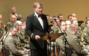 Armádní generál Josef Bečvář při projevu. V něm zdůraznil, že v roce 2004 se Česká republika stala členem Evropské unie a od té doby vojáci plní svěřené úkoly v zahraničních operacích i doma