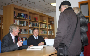 Autogramiáda v posádkové knihovně dne 13. 12. 2016