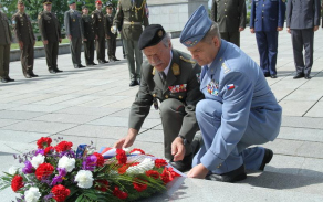 Bývalý velitel posádky Vídeň, genmjr. Karl Semlitsch, zakládají člen Capital Commanders Club,  spolu s velitelem posádky Praha plukovníkem Milanem Virtem během kladení věnců na Národním památku Vítkov.