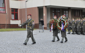 Čestná stráž AČR nese věnec k pomníku armádního generála Tomáše Sedláčka