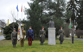Čestná stráž u pomníku armádního generála Tomáše Sedláčka