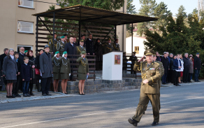 defile_pred_nastoupenymi_jednotkami_v_pozadi_vyznamni_hoste_slavnostniho_nastupu_posadkoveho_velitelstvi_praha.jpg