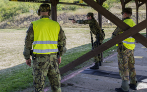 Dnešní výcvik otestoval úspěšnost střelby vojáků Čestné stráže také z pistole CZ 75 SP-01 PHANTOM.