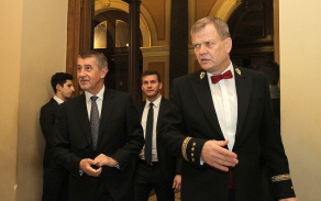Do Rudolfina přichází předseda vlády Andrej Babiš a náčelník Generálního štábu AČR armádní generál Josef Bečvář