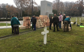 Dobrovolníci pomáhali při znovuuložení ostatků padlých prvoválečných vojáků.