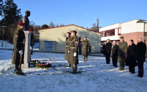 Věnec k pomníku položili generálové Josef Bečvář, Karel Pezl, Jiří Šedivý, Pavel Štefka, Vlastimil Picek a Jiří Nekvasil Autor: majorka Denisa Vernerová, oddělení komunikace s veřejností Generální štáb AČR