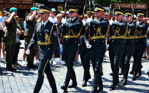 napochodování jednotek na Staroměstské náměstí