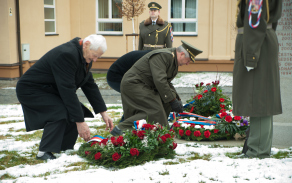 Pietního aktu u pomníku armádního generála Sedláčka se zúčastili nejen zástupci AČR, ale i zástupci Československé obce legionářské a Městské části Praha 6.