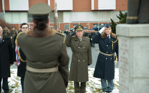 Generálmajor Jaromír Zůna a plukovník Milan Virt, velitel Posádkového velitelství Praha, během pietní vzpomínky na armádního generála Tomáše Sedláčka, jehož pomník se nachází v areálu velitelství.