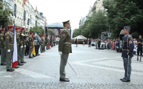 Hlášení veliteli posádkového velitelství Praha plk. Virtovi během slavnostního zahájení DrillFestu 2017