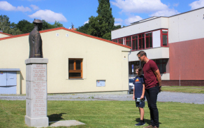 Honzík se svým otcem položili květinu u pomníku generála Tomáše Sedláčka