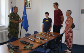 Vrchní praporčík útvaru nadpraporčík Duben prezentuje obsah práce Čestné stráže AČR.